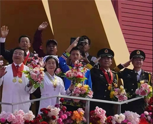 向祖国致敬|北医三院人在游行队伍中、在观礼台前，在医疗保障工作一线……