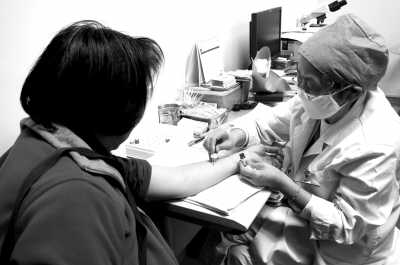 【健康时报】过敏人群应关注花粉浓度预报