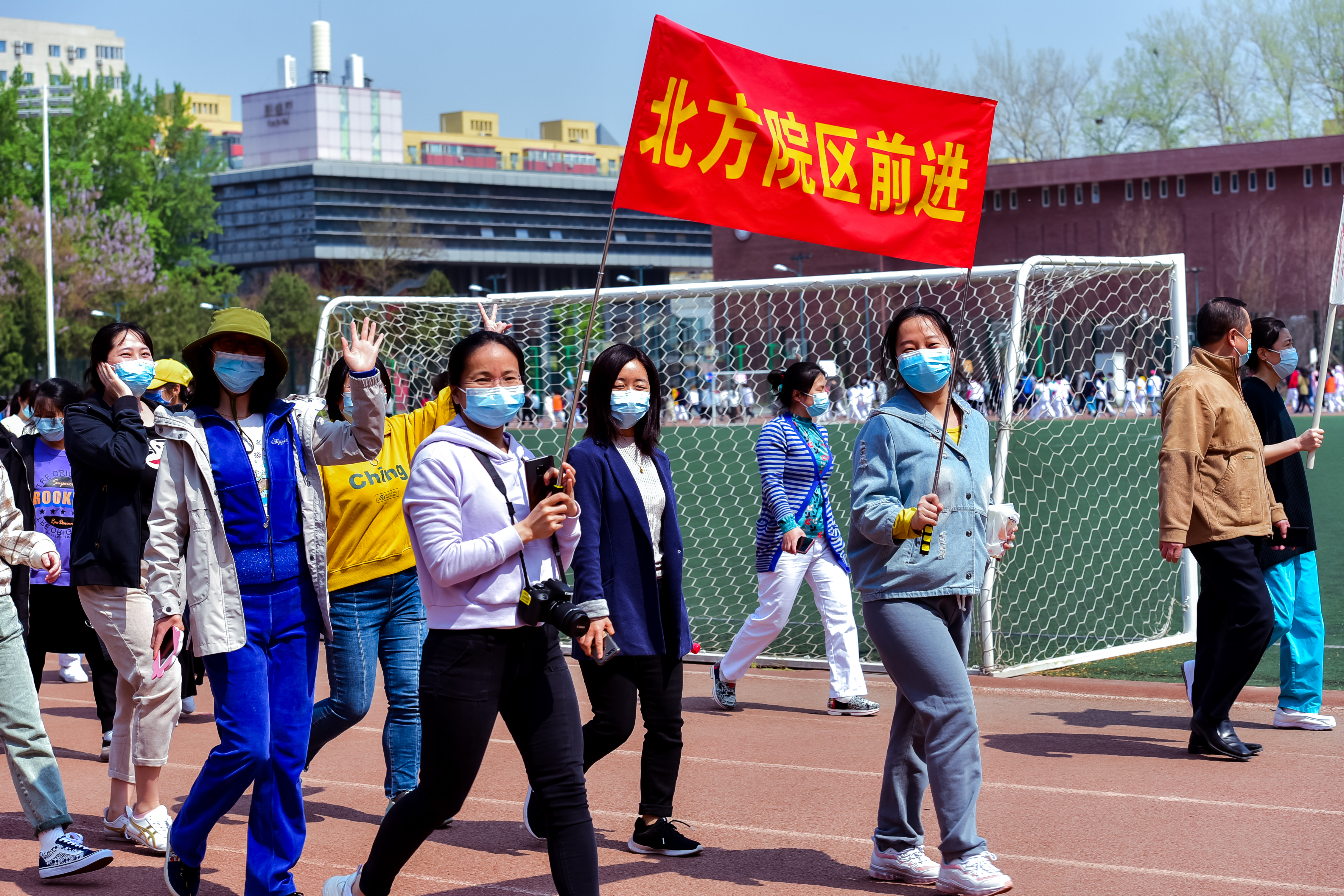 永远跟党走——走进春天职工健步走活动