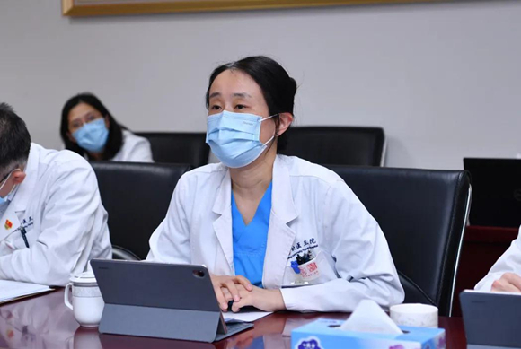 医院党委理论中心组召开专题会深入学习贯彻党的十九届六中全会精神