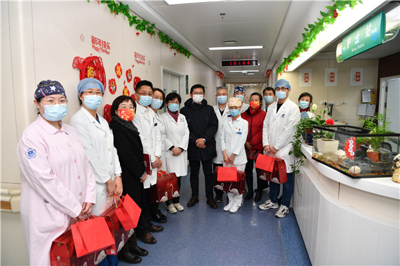 北京市卫生健康委员会党委书记钟东波大年初一到北京大学第三医院慰问一线医务人员