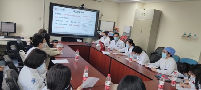 图片包含 室内, 人, 桌子, 小孩描述已自动生成