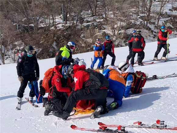 【荔枝新闻】白鹏：我们，中国第一代滑雪医生，终于傲首挺胸站在了世界的舞台上