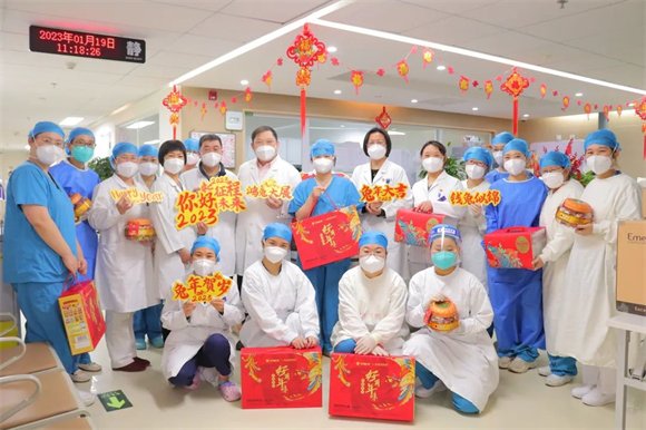 春节前夕院领导进行行政查房并为一线职工送去新春祝福