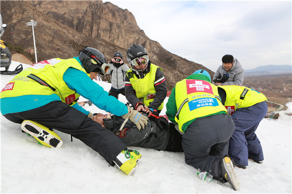 北医三院、延庆区医院等多部门联合举行备战冬奥雪上救援演练