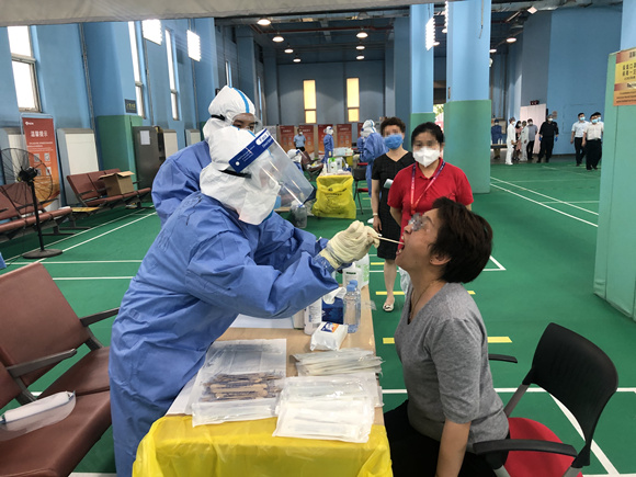 北医三院机场院区协助完成首都机场近三万名驻场员工核酸检测采样工作