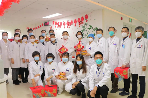 春节前夕院领导进行行政查房并为一线职工送去新春祝福