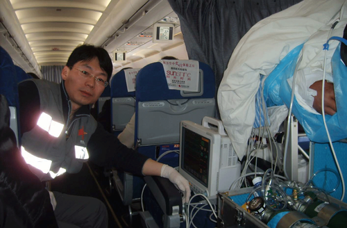 葛庆岗在飞机上看护危重病人 葛庆岗在飞机上看护危重病人