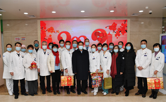 春节前夕北京大学党委书记邱水平一行慰问北医三院医务人员