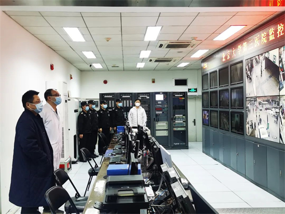 春节前夕院领导进行行政查房并为一线职工送去新春祝福