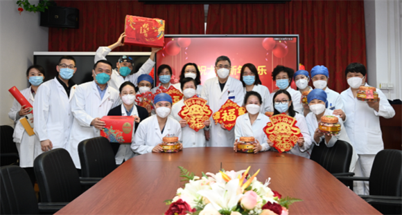 春节前夕院领导进行行政查房并为一线职工送去新春祝福