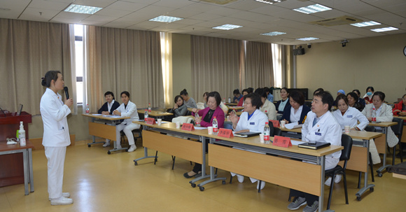 护理部举办第一届护理科研创新转化评审会