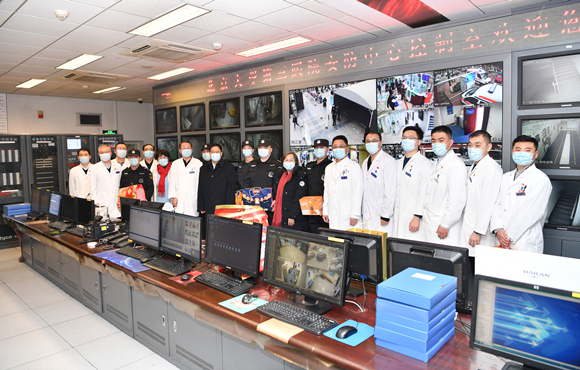 春节前夕北京大学党委书记邱水平一行慰问北医三院医务人员