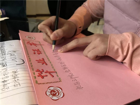 北医三院接管病区内首位治愈的新冠肺炎患者出院