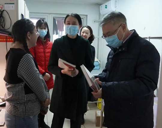 我院领导春节前看望慰问学生