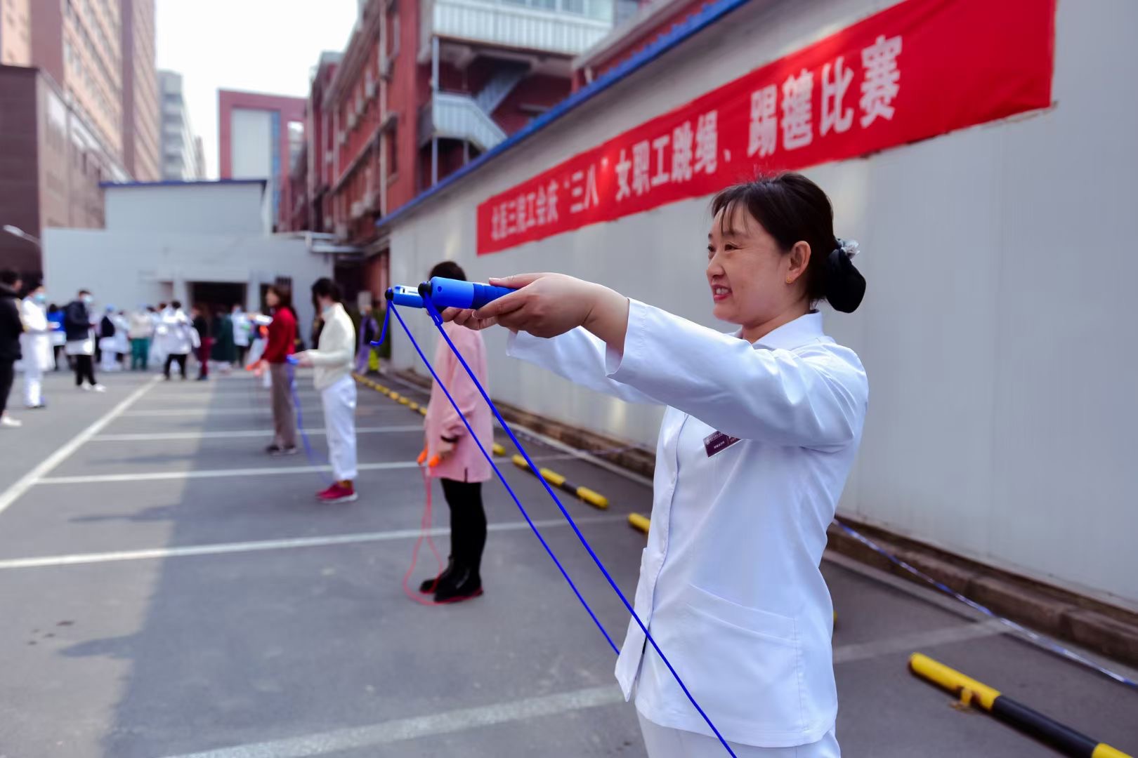 庆“三八”女职工跳绳、踢毽比赛