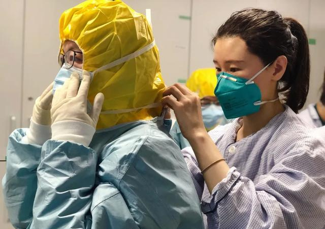 今天，向她们，致敬！