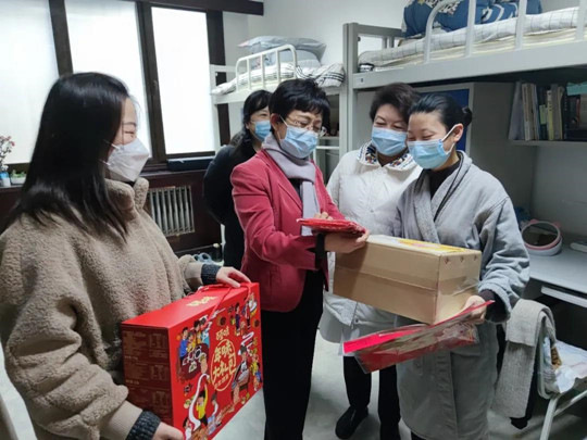我院领导春节前看望慰问学生