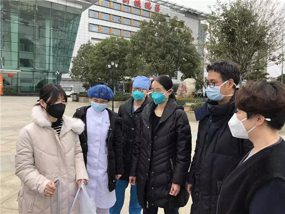 北医三院接管病区内首位治愈的新冠肺炎患者出院