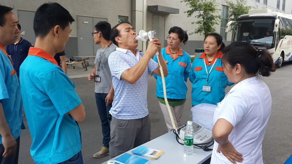 北医三院职业病科和北京医学会职业病分会联合举办“防治职业病”健康宣传义诊活动