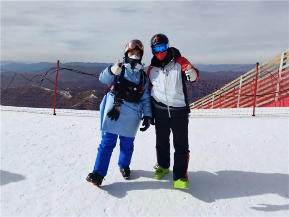 既能滑雪，又能救治伤员，他们来自北医三院滑雪协会……