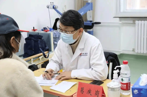 葛庆岗参加政协委员基层义诊活动 葛庆岗参加政协委员基层义诊活动