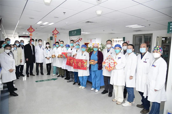 春节前夕院领导进行行政查房并为一线职工送去新春祝福