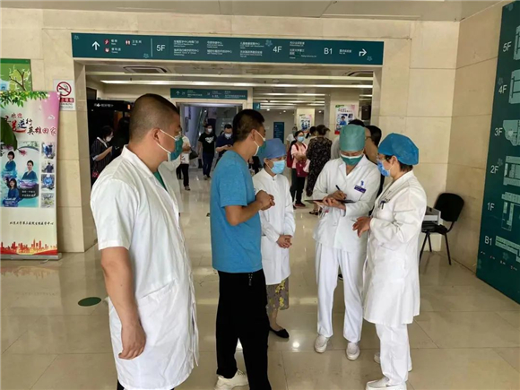 2年间,他们100次走遍医院的每个角落......