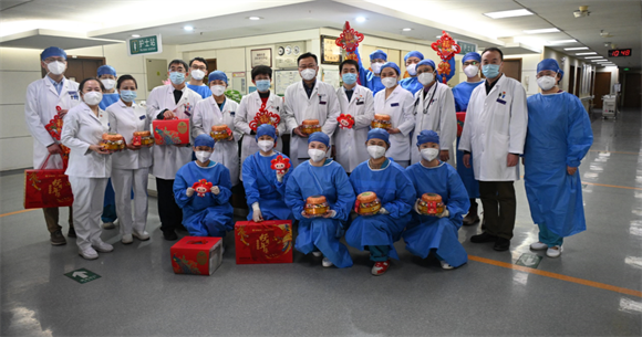 春节前夕院领导进行行政查房并为一线职工送去新春祝福