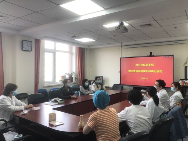 会议室里的人们描述已自动生成