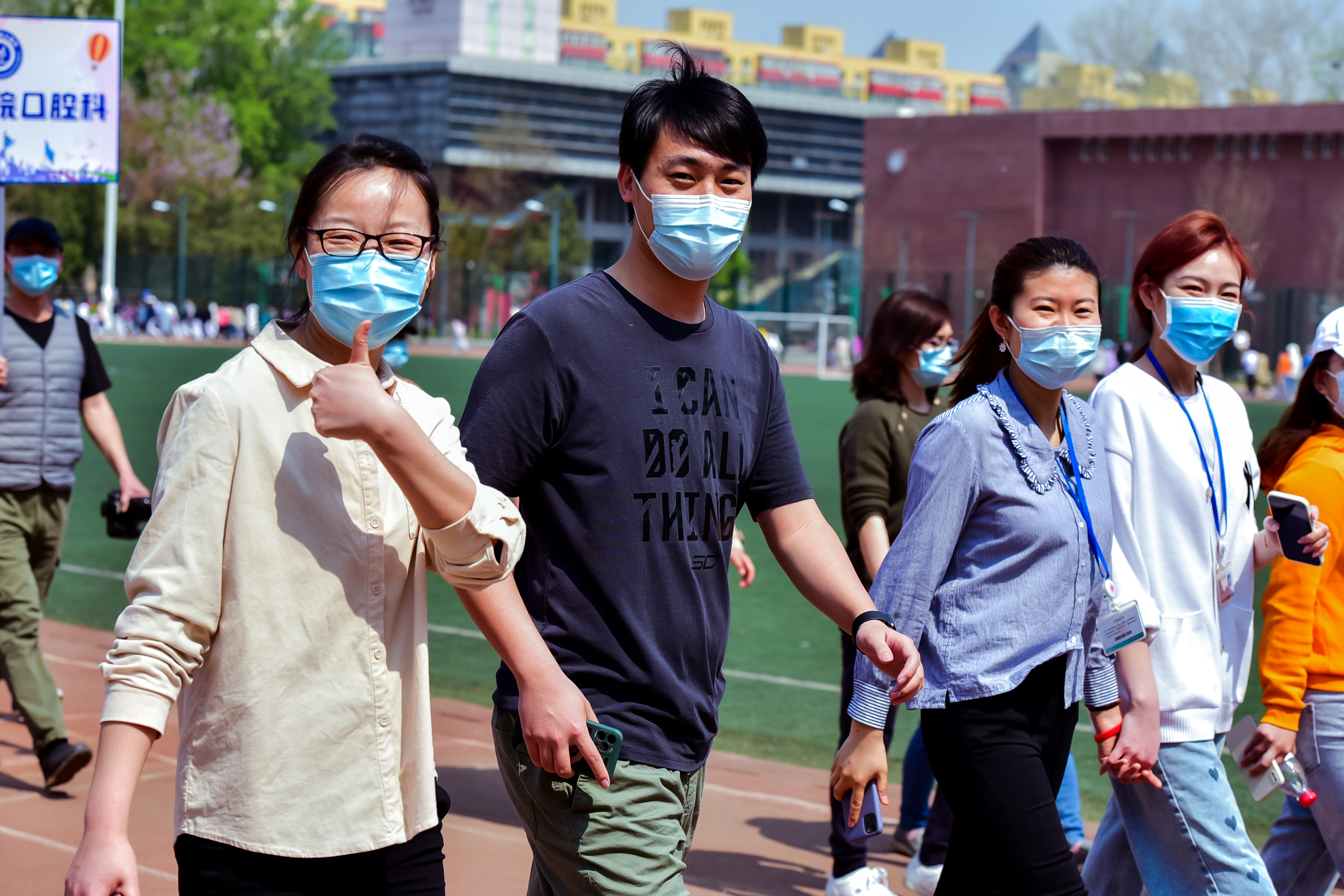 永远跟党走——走进春天职工健步走活动