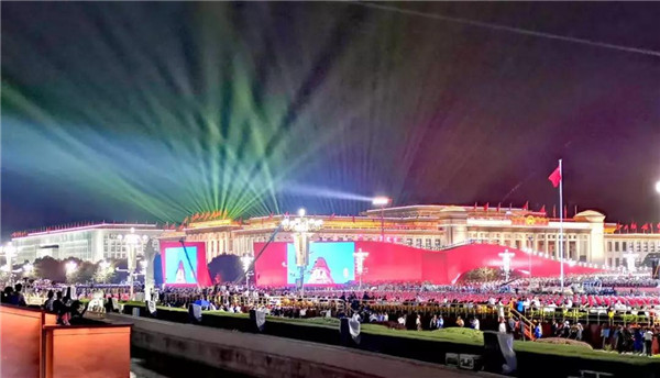 向祖国致敬|北医三院人在游行队伍中、在观礼台前，在医疗保障工作一线……